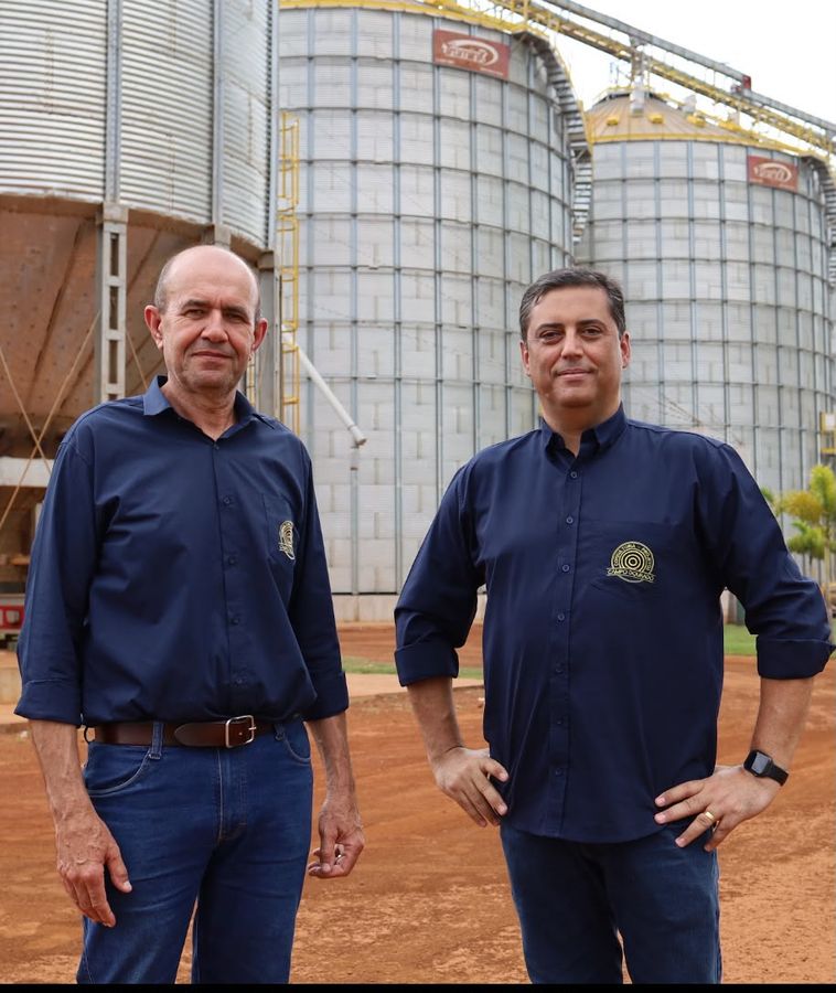 Silomar Cabral (à esquerda) e Cláudio Fernandes (à direita), sócios da Campo Dourado Consultoria, em frente a silos de armazenagem de grãos